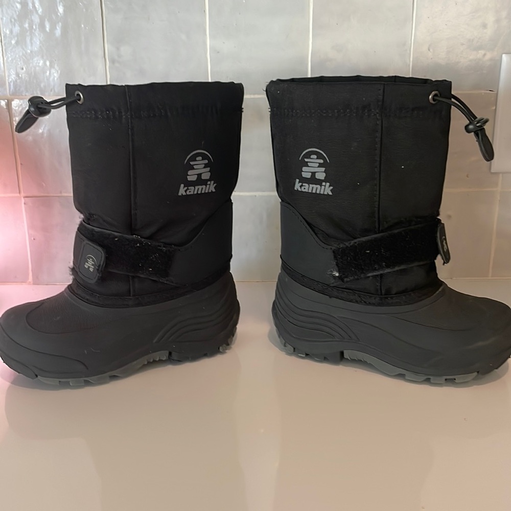 Kamik boys/kids snow boots. Size 11. Black. Great condition